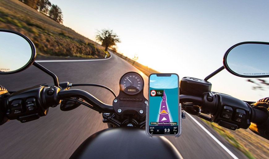 pohled na řídítka motorky s držákem na mobil