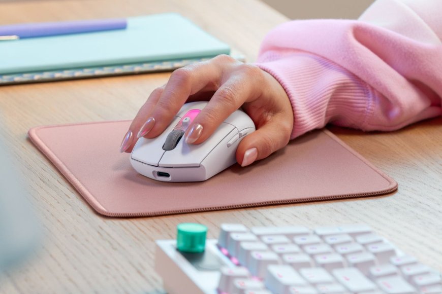Ruka drží myš Logitech G305 X na podložce