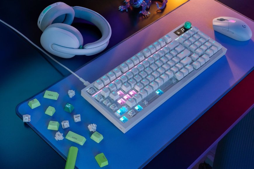 Klávesnice Logitech G316 X 98 leží na podložce, klávesy svítí, klávesnice má vyjmutých několik keycapů, které leží okolo ní