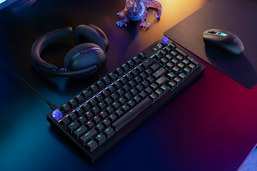 Černá klávesnice G316 X 98 leží na stole, vedle je myš G305 X a sluchátka G325 Lightspeed
