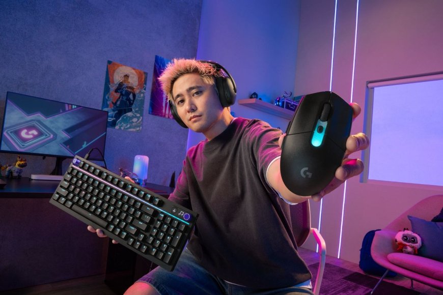 Muž drží klávesnici a myš Logitech G3 v rukou