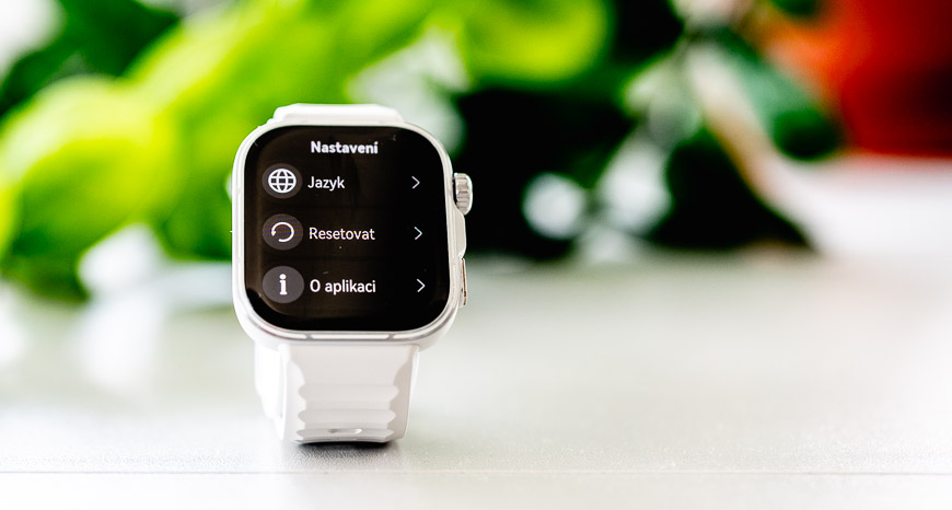 Recenze: Chytré hodinky Huawei Watch Fit 5 Pro zaujmou vzhledem i pokročilými zdravotními funkcemi hodinky Huawei Fit 5 Pro položené na stole