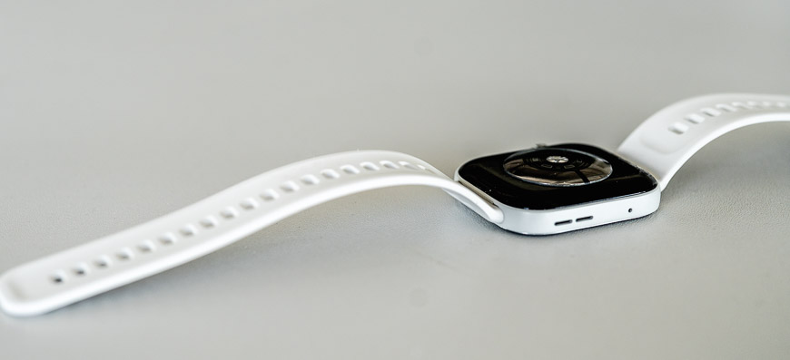 Recenze: Chytré hodinky Huawei Watch Fit 5 Pro zaujmou vzhledem i pokročilými zdravotními funkcemi Huawei Watch Fit 5 Pro položené na stole displejem dolů