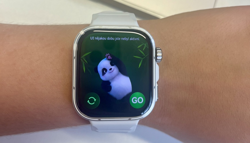 Recenze: Chytré hodinky Huawei Watch Fit 5 Pro zaujmou vzhledem i pokročilými zdravotními funkcemi pohled na hodinky Huawei Watch Fit 5 Pro s pandou na displeji