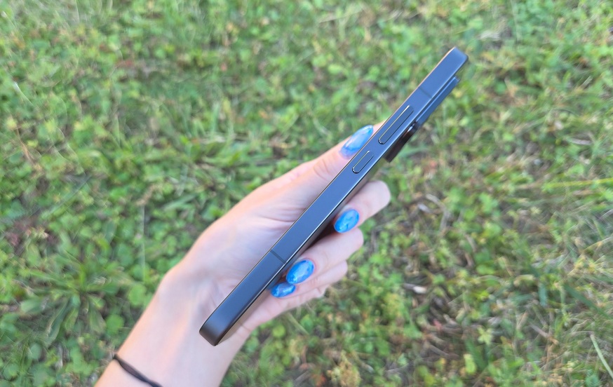 Recenze: Xiaomi 17T Pro – Detail na profil a boční tlačítka Xiaomi 17T Pro.
