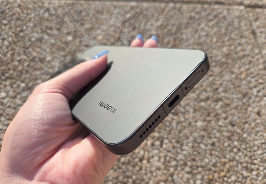 Recenze: Xiaomi 17T Pro – Detail na konektory a zaoblené hrany Xiaomi 17T Pro.