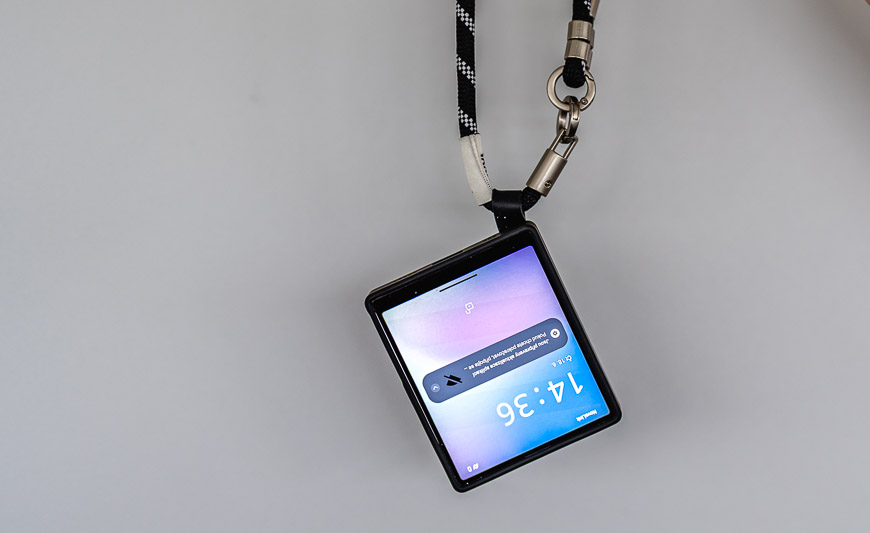 Minitelefon iKKO MindOne Pro v Lanyard Case, tedy v obalu s poutkem
