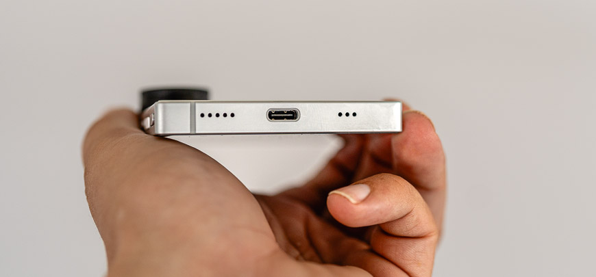 Minitelefon iKKO MindOne Pro ze spodní strany a napájacím konektorem