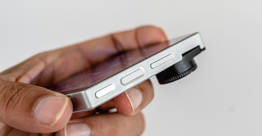 Minitelefon iKKO MindOne Pro a detailní pohled na horní hranu telefonu, kde se nacházejí tlačítka