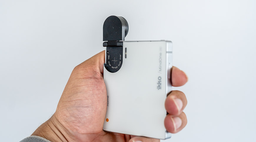 Minitelefon iKKO MindOne Pro s vytaženým fotoaparátem