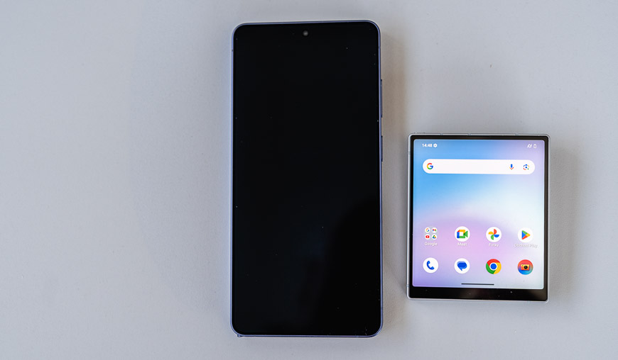 Minitelefon iKKO MindOne Pro v porovnání s klasickou velikostí telefonu