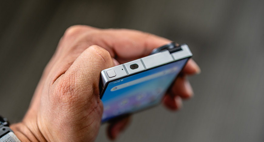 Minitelefon iKKO MindOne Pro a detailní pohled na hranu telefonu