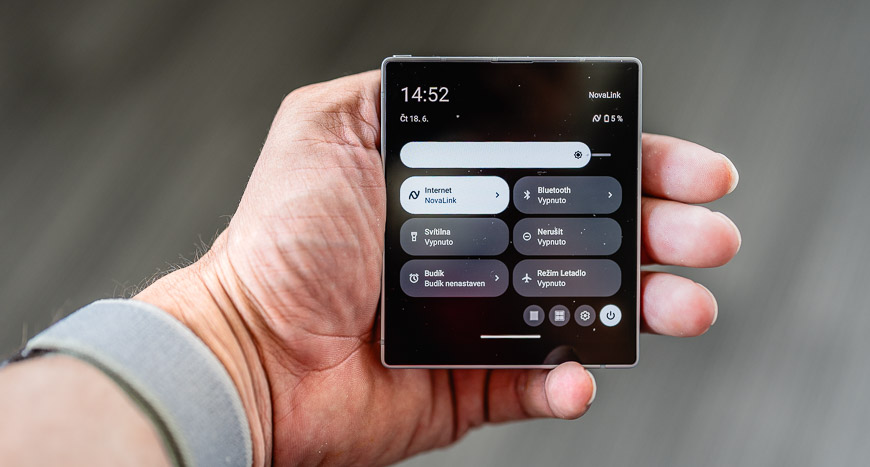 Minitelefon iKKO MindOne Pro a displej zobrazuje vytaženou horní lištu