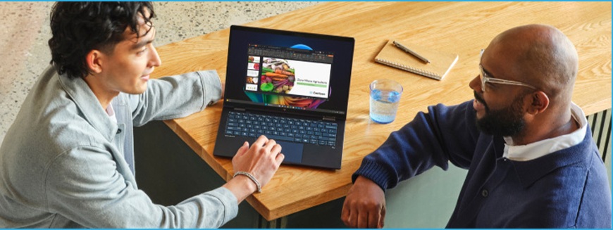 Konec podpory Windows 10: Objevte novou éru bezpečí a produktivity s Windows 11 Pro a Copilot+ PC dva muži u stolu na kterém je položený notebook