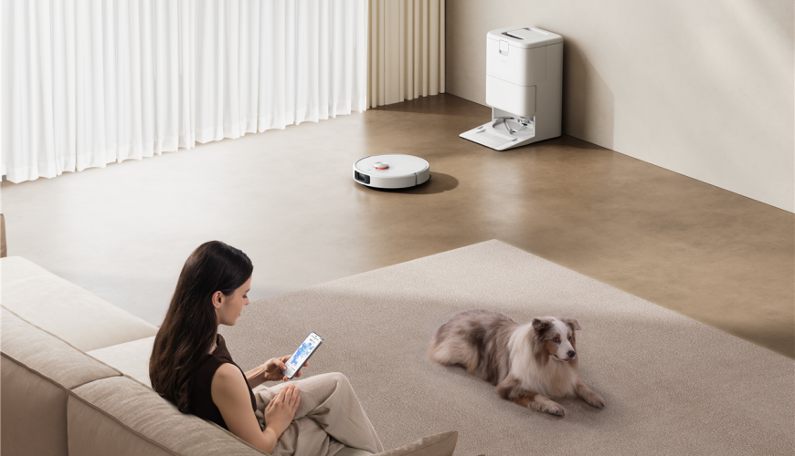 Žena pomocí aplikace ovládá robotický vysavač Xiaomi Robot Vacuum H50 Pro