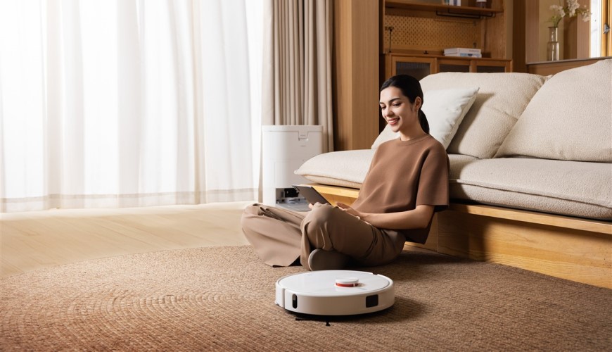 Žena pomocí aplikace v tabletu nastavuje robotický vysavač Xiaomi Robot Vacuum H50 Pro