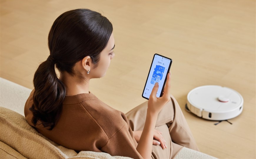 Žena přes aplikaci ovládá robotický vysavač Xiaomi Robot Vacuum H50 Pro