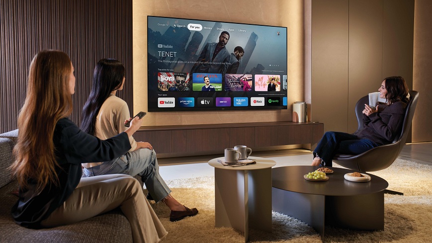 Televize Haier bodují i v roce 2026: Blesková herní akce i procítěná atmosféra filmů Televize Haier bodují i v roce 2026: ženy v místnosti vybírají na tv haier, na co se budou dívat