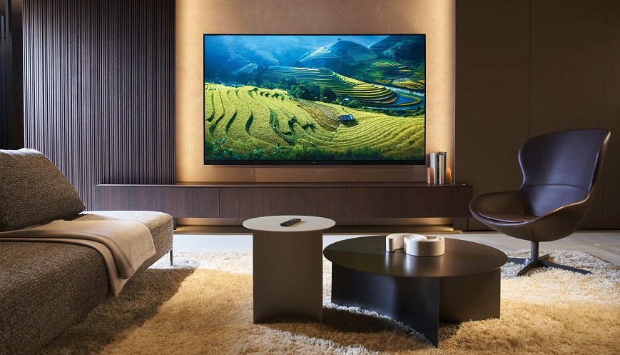 Televize Haier bodují i v roce 2026: Blesková herní akce i procítěná atmosféra filmů Televize Haier bodují i v roce 2026: televize haier s přírodní krajinou na obrazovce visí v místnosti na zdi