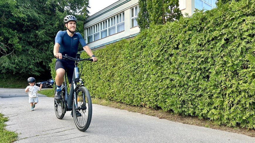 Recenze: Elektrokolo GoGEN Aspen MX 720 se postará o to, aby vaše cyklochoutky nic nebrzdilo Batole marně stíhající muže na elektrokole GoGEN Aspen MX 720 v šedo-černém provedení