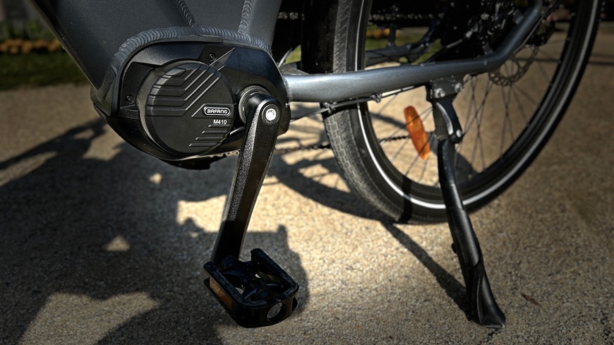 Recenze: Elektrokolo GoGEN Aspen MX 720 se postará o to, aby vaše cyklochoutky nic nebrzdilo Detail motoru Bafang elektrokola GoGEN Aspen MX 720, opřeného o stojan