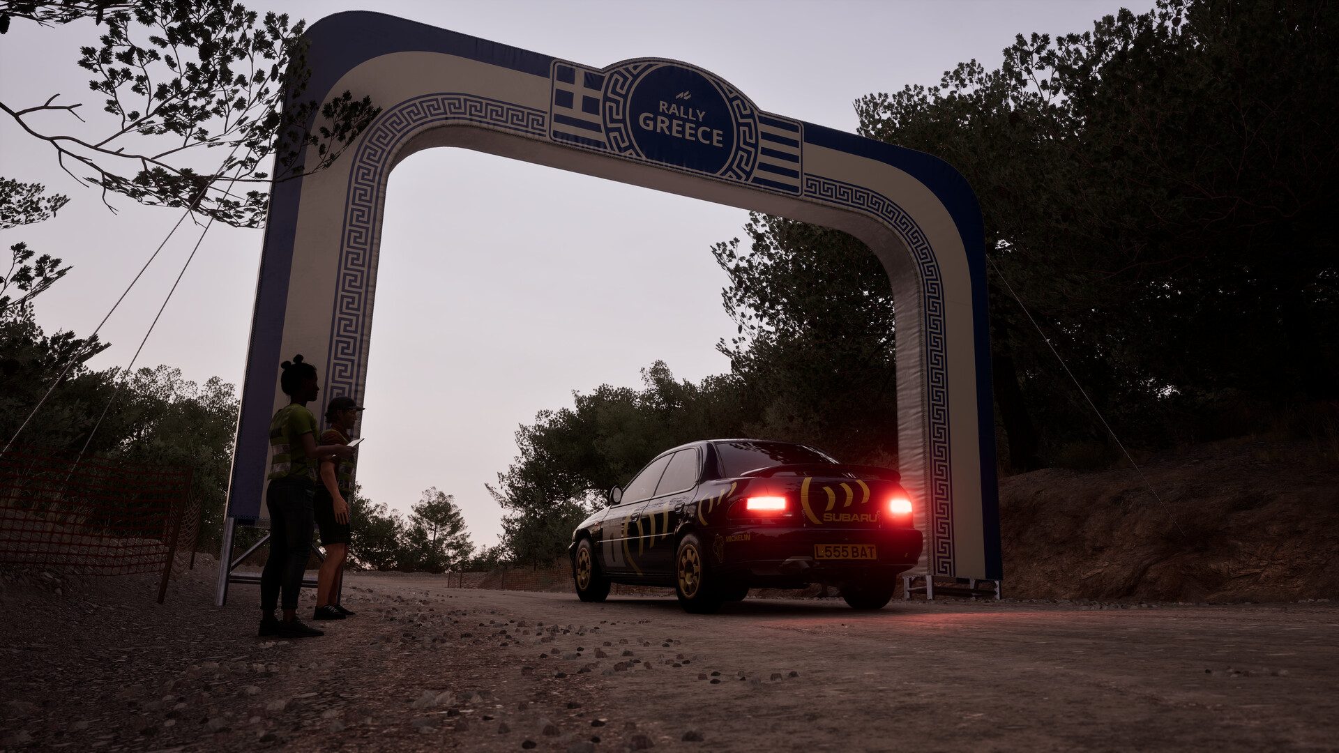 Assetto Corsa Rally: Šampion v simracingovém realismu Závodní auto projíždí cílovou branou, zadní světla svítí