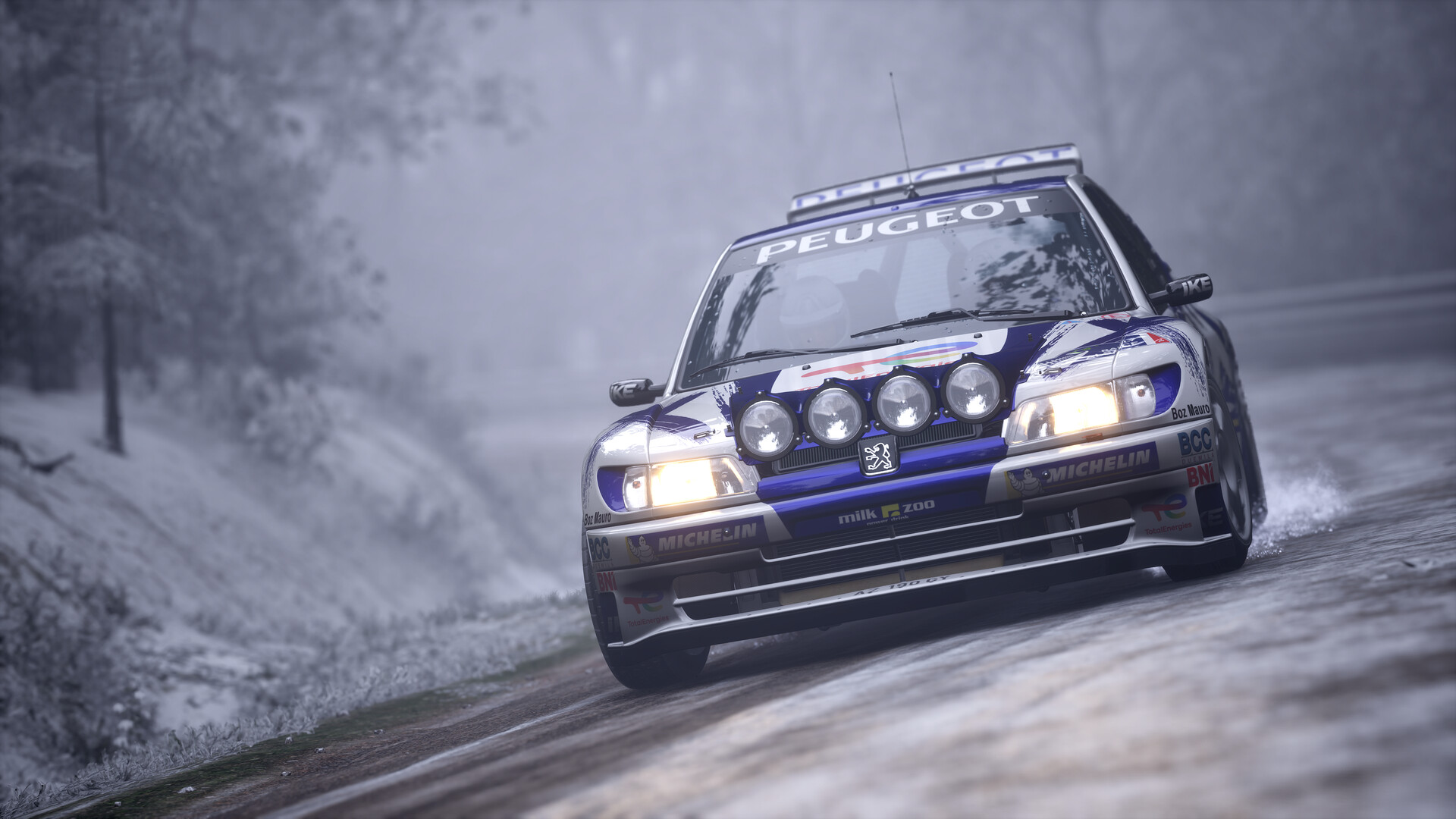 Assetto Corsa Rally: Šampion v simracingovém realismu Závodní auto s rozsvícenými světly jede po zasněžené silnici