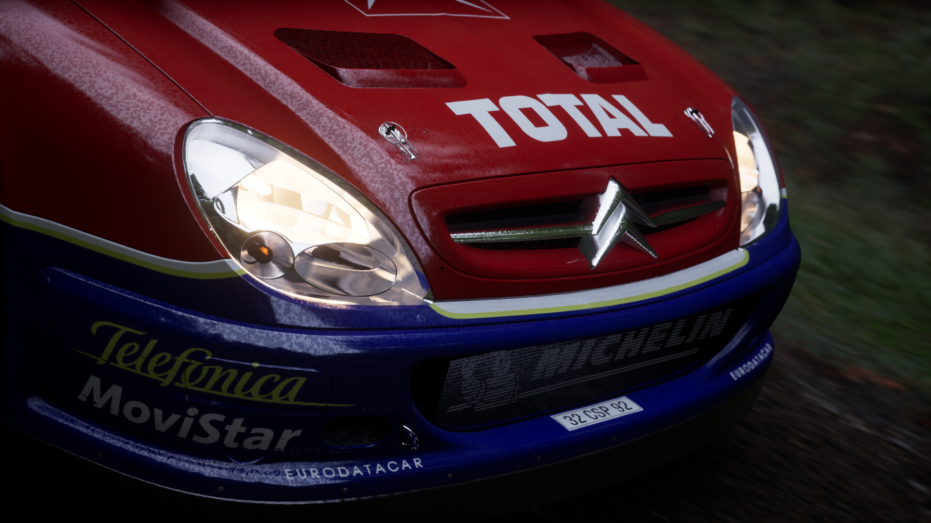 Assetto Corsa Rally: Šampion v simracingovém realismu Detail předních světel červeného závodního auta