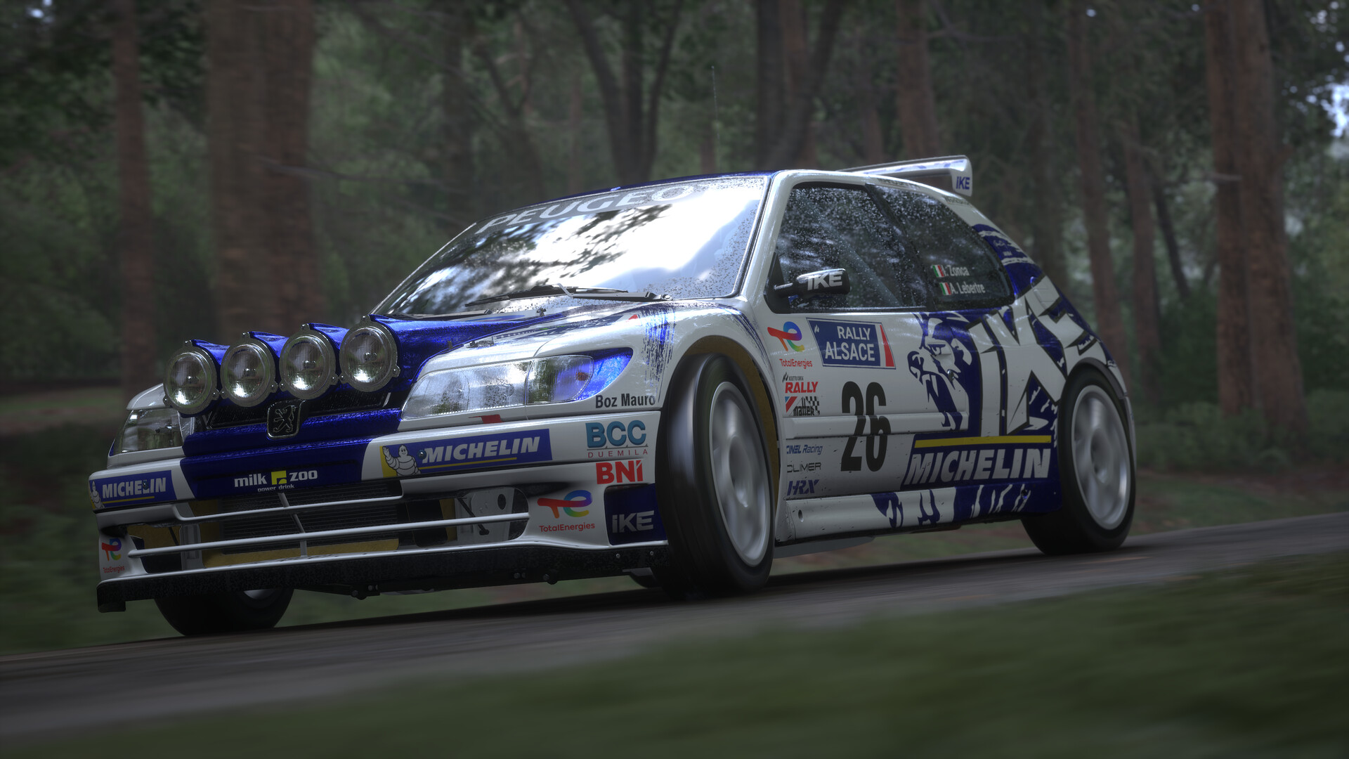 Assetto Corsa Rally: Šampion v simracingovém realismu Závodní auto na silnici, pohled z boku