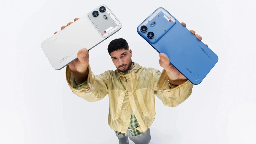 Nothing představil Phone 4b i bezdrátová sluchátka Ear 3a: Co všechno přinášejí? Muž držící bílou a modrou variantu telefonu Nothing Phone 4b