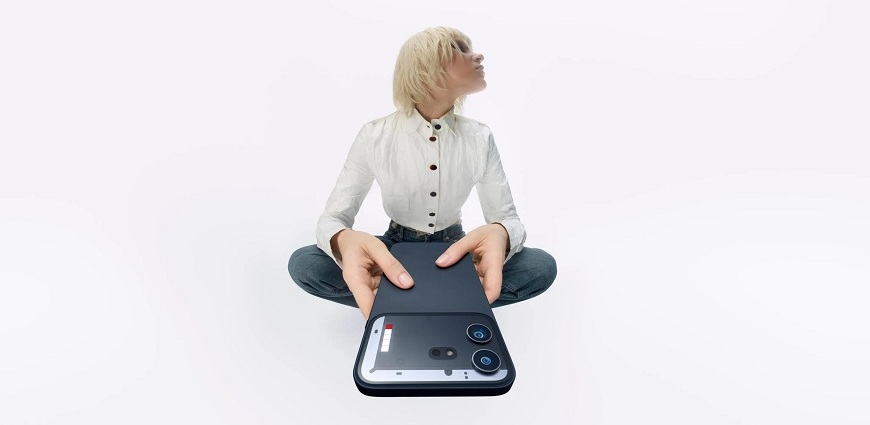 Nothing představil Phone 4b i bezdrátová sluchátka Ear 3a: Co všechno přinášejí? Žena s novým černým telefonem Nothing Phone 4b