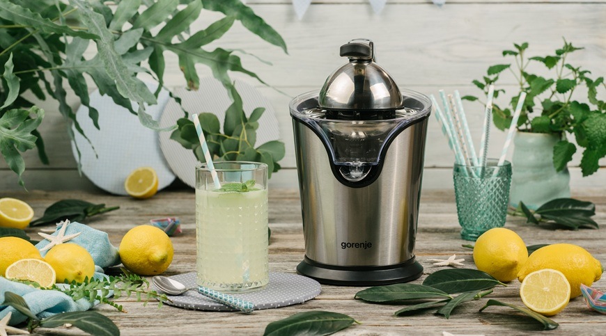 Nejlepší pomocníci na léto? Vychytávky Gorenje pro prázdninovou pohodu lis na citrusy gorenje a kolem něj jsou rostliny a citrony