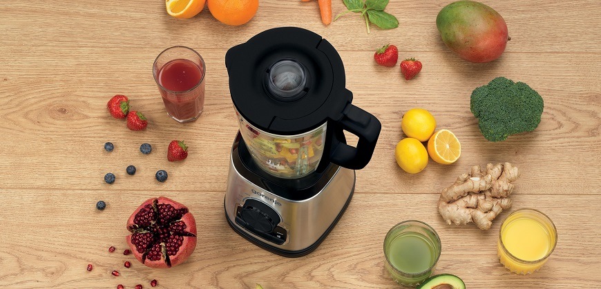 Nejlepší pomocníci na léto? Vychytávky Gorenje pro prázdninovou pohodu mixer gorenje na dřevěné ploše a kolem něj leží rúzné druhy ovoce