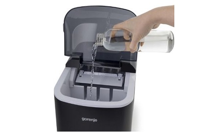 Nejlepší pomocníci na léto? Vychytávky Gorenje pro prázdninovou pohodu ruka naléva vodu do výrobníku ledu gorenje