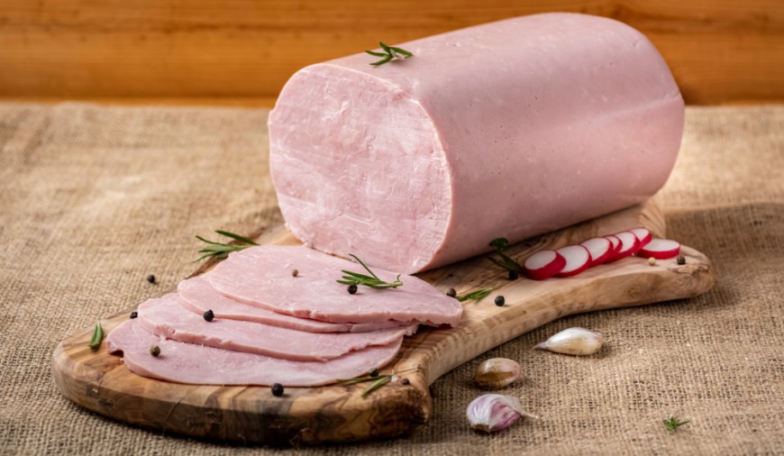 Kus domácí šunky ze šunkovaru