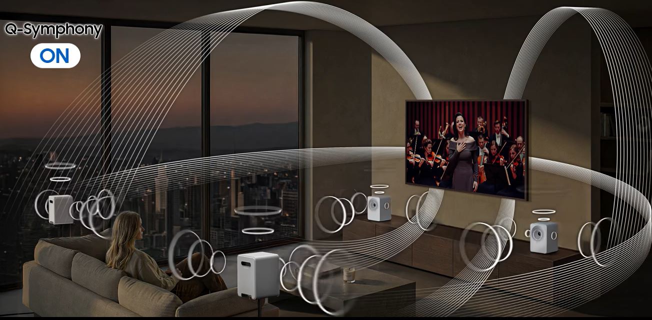 Bezdrátový reproduktor Samsung Music Studio: Stylový design a výjimečný zvuk žena sleduje televizi, zvuk filmu vychazi jak z televize, tak z reproduktoru rozmístenych po mistnosti.