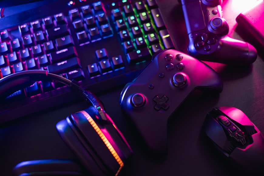 Herní headset, myš, klávesnice a joystick