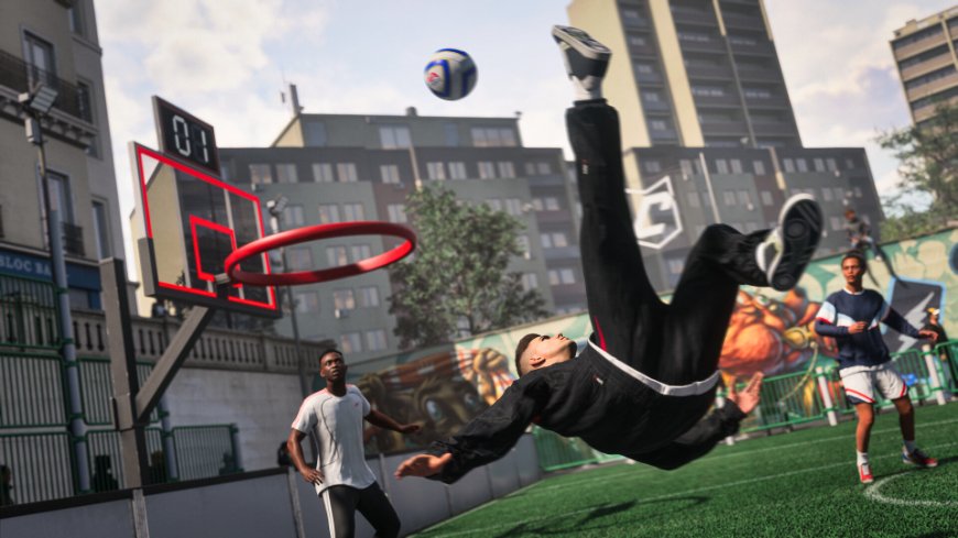 EA Sports FC 27: Jaké novinky čekají na virtuálním hřišti? EA Sports FC 27: The Grounds - na hřišti ve městě hraje skupina mužů, hráč vepředu dělá salto vzad a kope míč do basketbalového koše