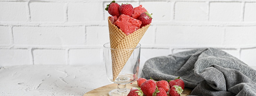 Schovejte si kousek léta na zimu. Spotřebiče ETA dokonale zpracují úrodu Ovocná jahodová zmrzlina a sorbet ve vaflovém kornoutu zdobené čerstvými jahodami