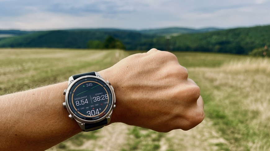 Chytré hodinky Garmin fēnix 9 Pro na zápěstí muže v terénu