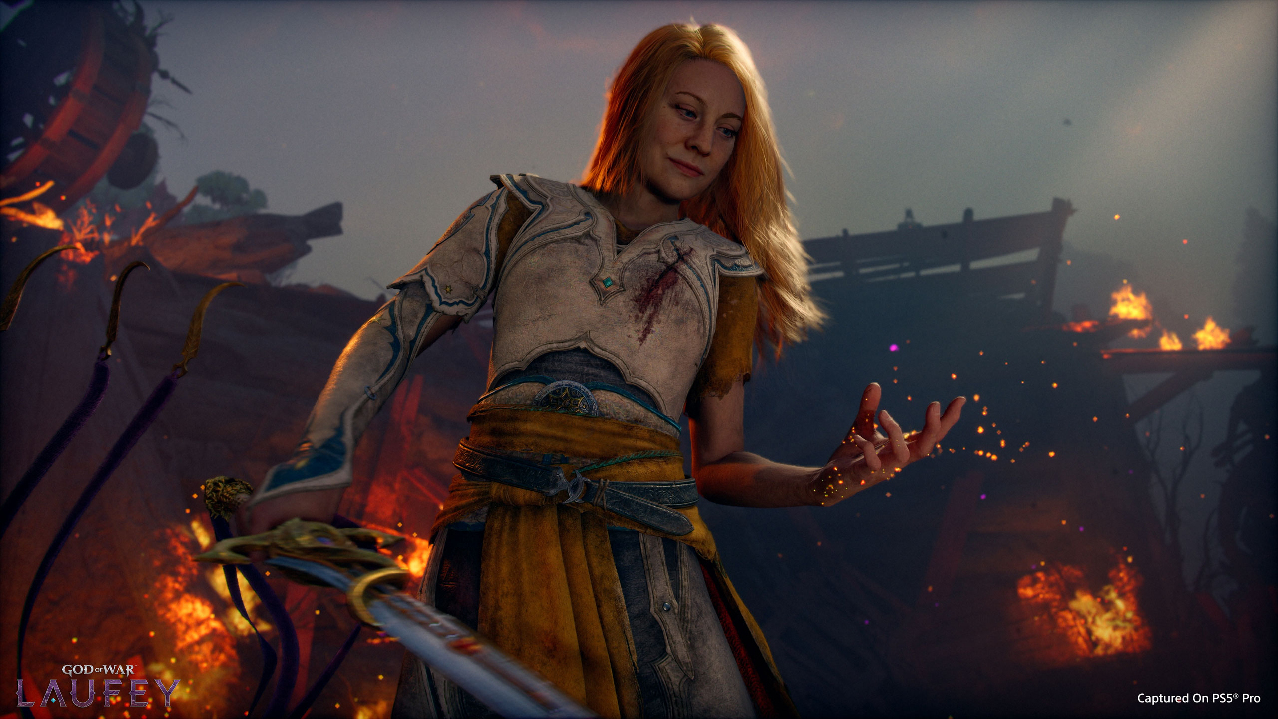 Herní měsíčník: Červenec 2026 přinesl úspěšnou pirátskou plavbu i otřesy v herním průmyslu Screenshot z traileru na hru God of War: Laufey, Faye drží v pravé ruce meč a z levé ruky jí vycházejí jiskry