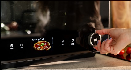 Když mikrovlnka umí víc, než čekáte: Hisense Speed Oven 7in1 zastane práci za 7 spotřebičů ruka otáčí knoflikem a nastavuje program na pizzu na mikrovlnce hisense.