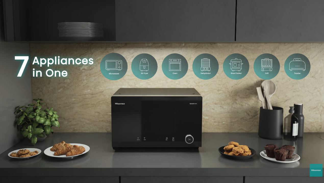 Když mikrovlnka umí víc, než čekáte: Hisense Speed Oven 7in1 zastane práci za 7 spotřebičů Mikrovlnná trouba Hisense H28SO1 v moderní kuchyni, kolem ní jsou ikonky 7 funkcí, které zastane. Pred ní jsou připravené pokrmy.