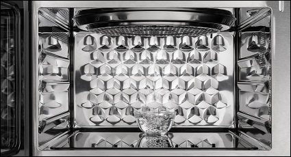 Když mikrovlnka umí víc, než čekáte: Hisense Speed Oven 7in1 zastane práci za 7 spotřebičů miska s vodou v prazdne mikrovlnce hisense, je pripravena na program parniho cisteni
