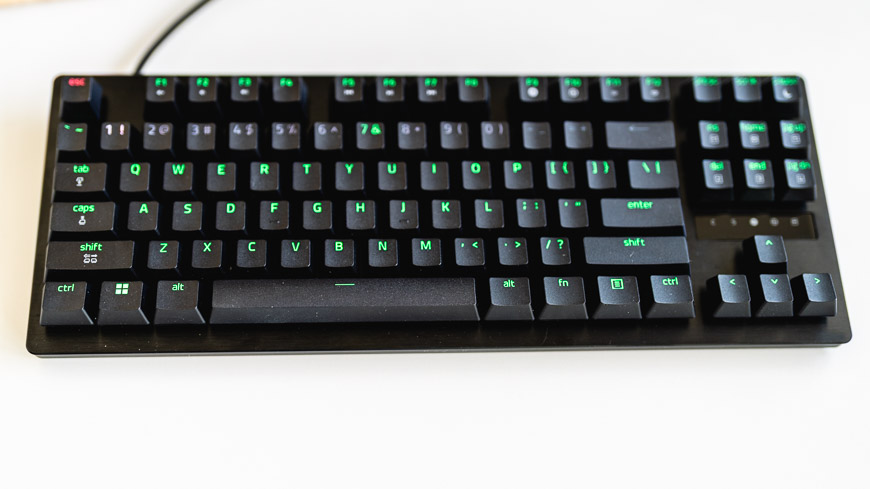 Herní klávesnice Razer Huntsman Tenkeyless V3 8KHz se zeleným podsvícením kláves leží na stole