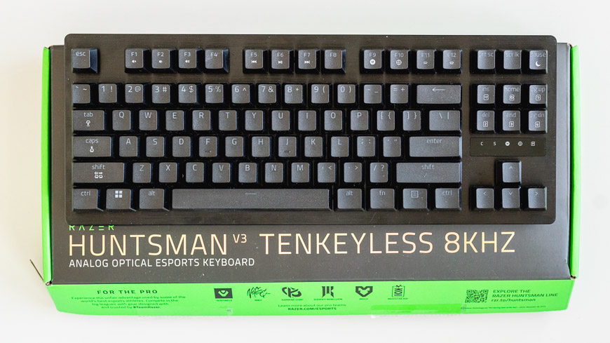Herní klávesnice Razer Huntsman Tenkeyless V3 8KHz leží položená na originální krabici
