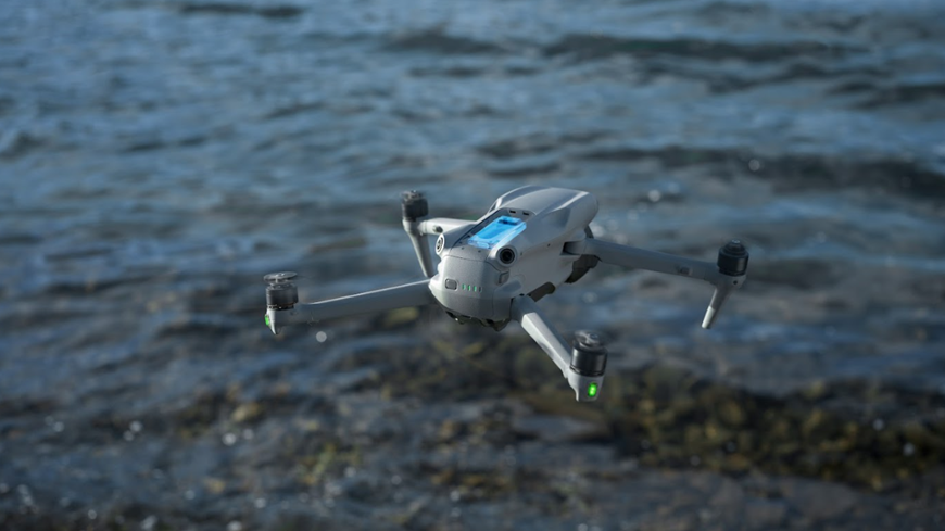 TEST: Jaký DJI dron vybrat? Srovnání modelů pro začátečníky, cestování i profesionální tvorbu dron dji air 3s nad vodou