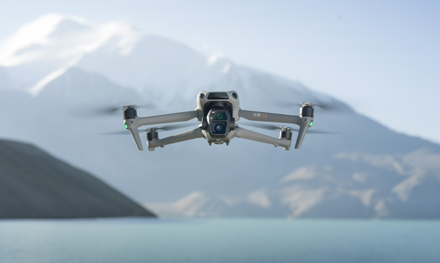 TEST: Jaký DJI dron vybrat? Srovnání modelů pro začátečníky, cestování i profesionální tvorbu dron dji air 3s letí nad jezerem
