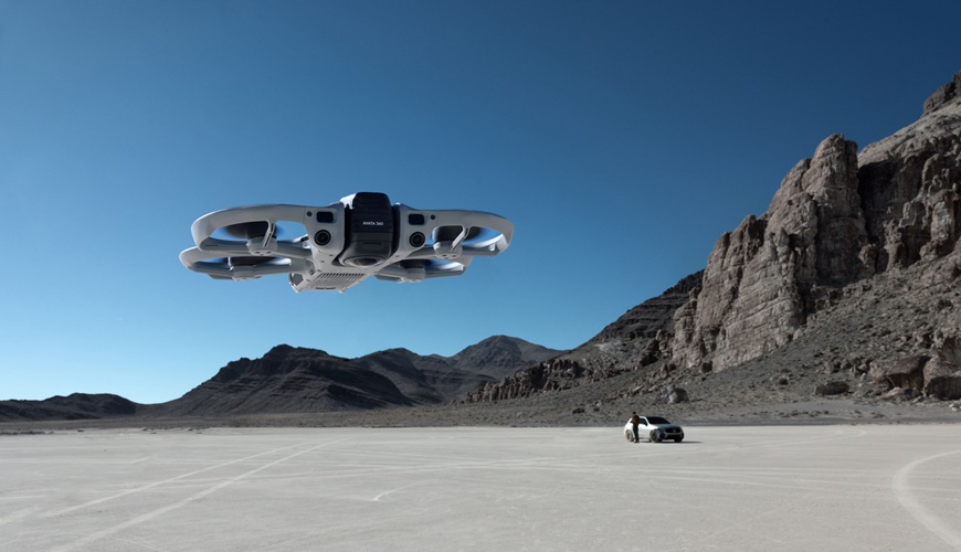 TEST: Jaký DJI dron vybrat? Srovnání modelů pro začátečníky, cestování i profesionální tvorbu dron avata 360 letí nad pouští