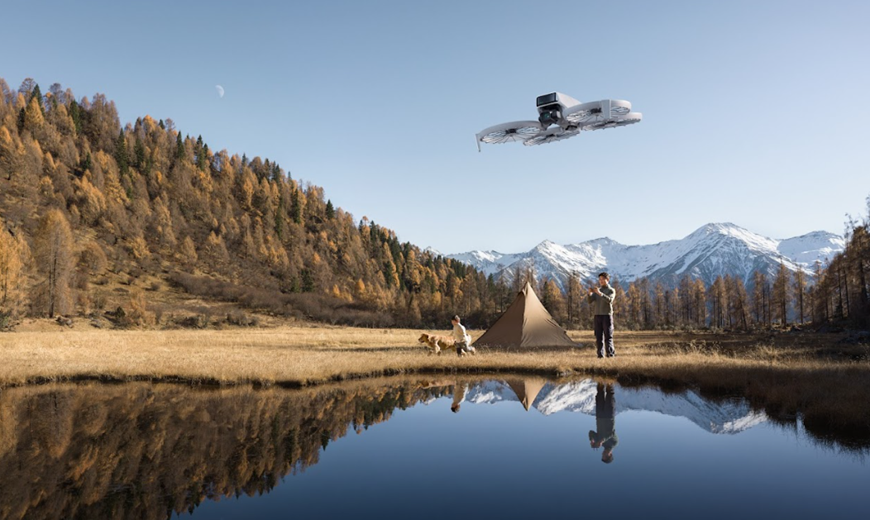 TEST: Jaký DJI dron vybrat? Srovnání modelů pro začátečníky, cestování i profesionální tvorbu dron DJI Flip nad jezerem
